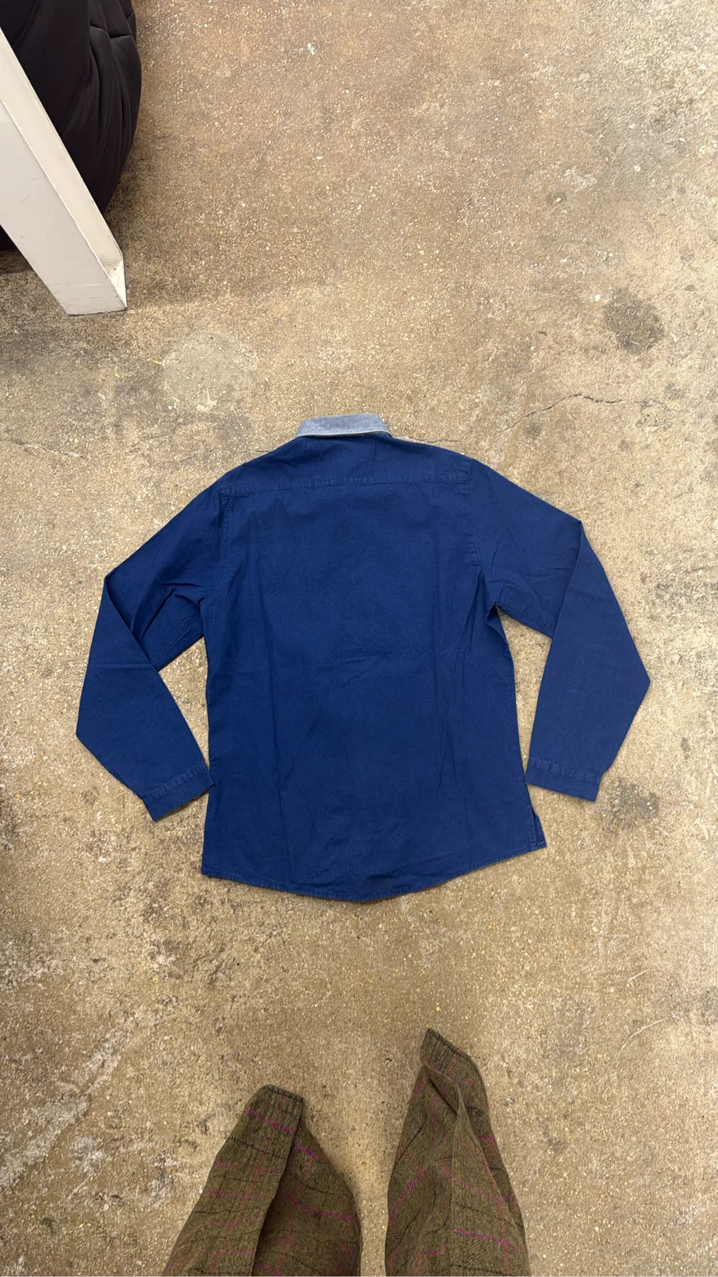 Chemise en jean bleu foncé avec col contrastant gris clair de la marque April 77 Records. 5