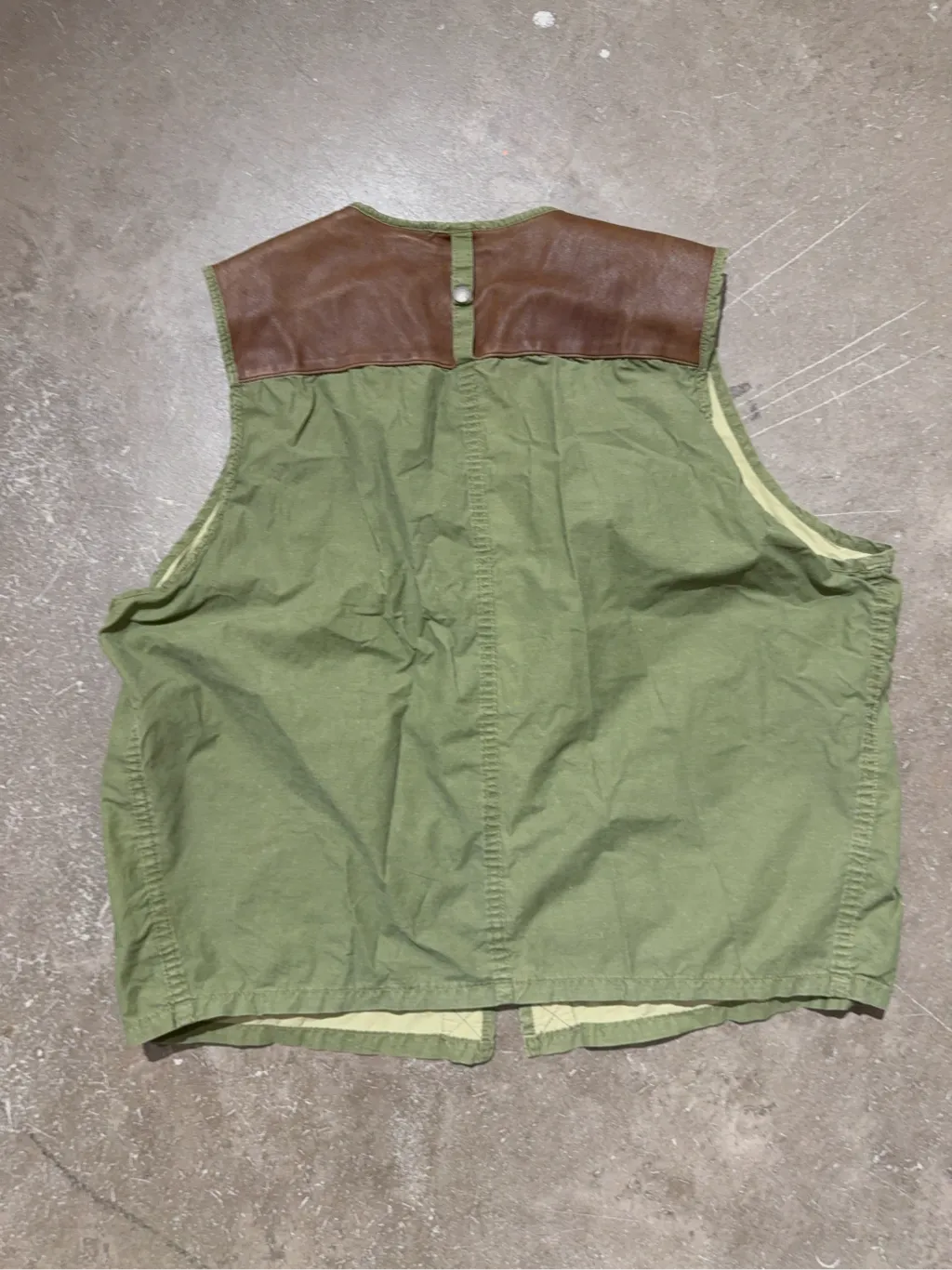 Gilet utilitaire vert kaki Avirex inspiré des vestes de vol C-1 de 1934, avec de multiples poches et des détails en cuir marron. 3