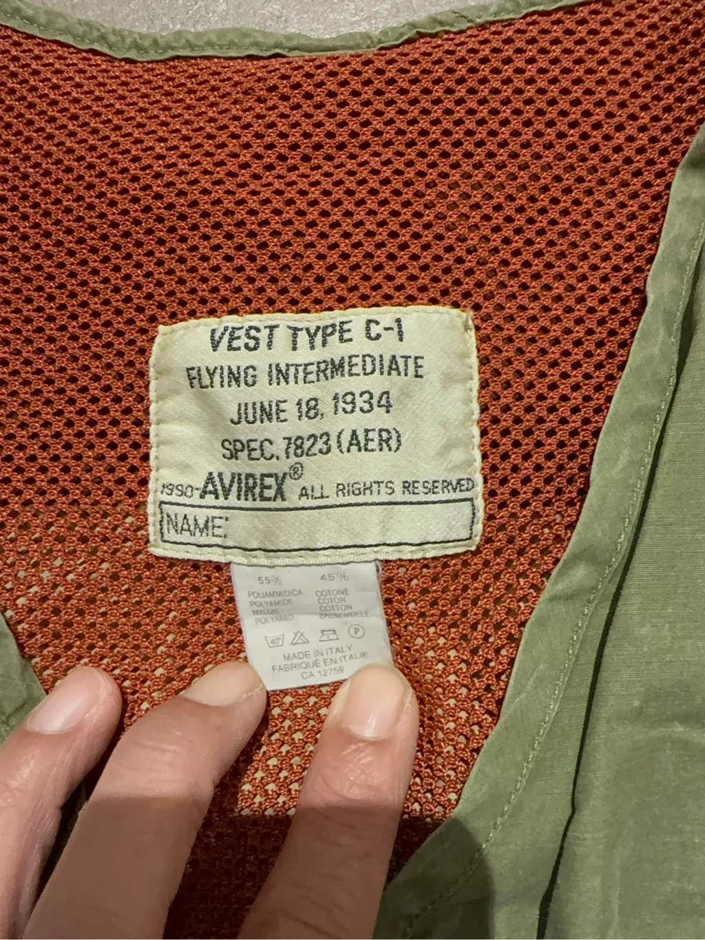 Gilet utilitaire vert kaki Avirex inspiré des vestes de vol C-1 de 1934, avec de multiples poches et des détails en cuir marron. 6