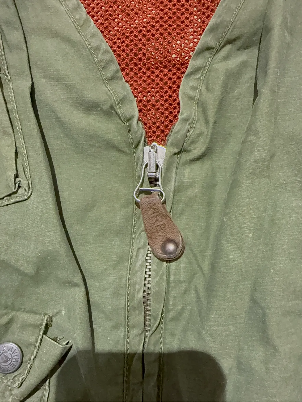 Gilet utilitaire vert kaki Avirex inspiré des vestes de vol C-1 de 1934, avec de multiples poches et des détails en cuir marron. 7