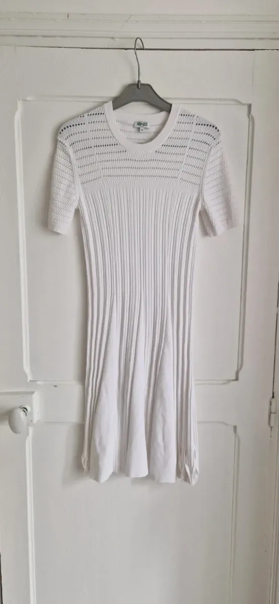 Robe Kenzo en maille blanche côtelée avec détails ajourés sur le haut.
Matière extensible très confortable.
Manches courtes, effet plissé vertical
Taille M mais taille petit :
Mesures niveau epaules 38 cm
Niveau aisselles 36cm
Longueur 97 cm
Coloris blanc
Étiquette col présente
Étiquette intérieure absente