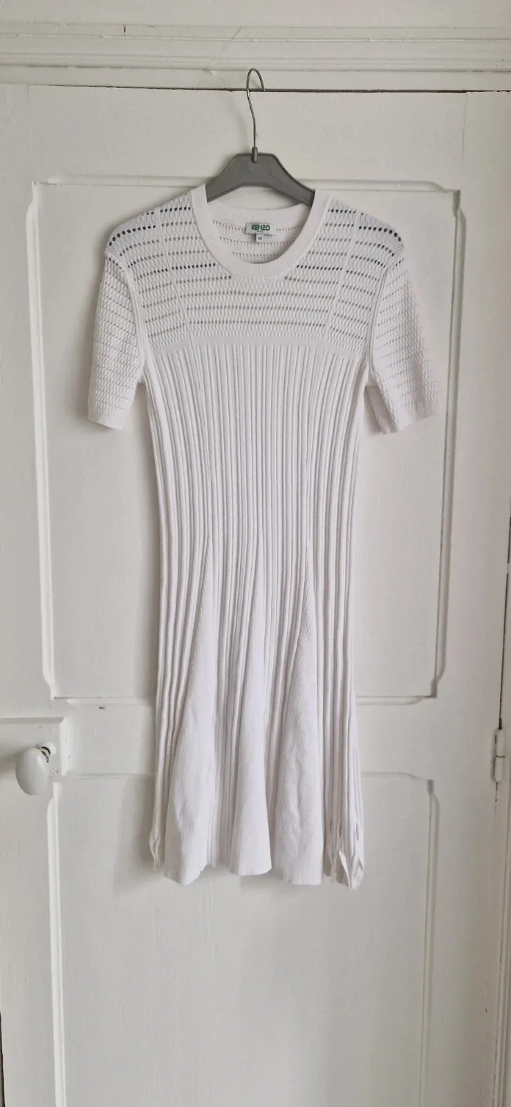 Kenzo dress in white ribbed knit with openwork details on the top.
Very comfortable stretchy fabric.
Short sleeves, vertical pleated effect.
Size M but runs small:
Shoulders 38 cm
Underarm 36 cm
Length 97 cm
Colour white
Collar label present
Inner label missing 1