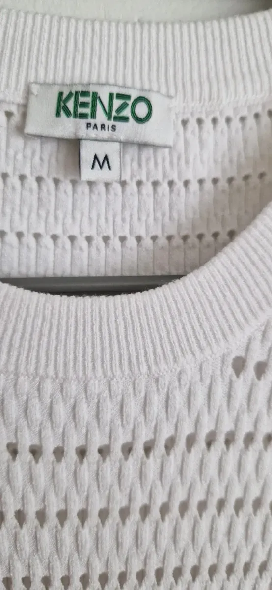 Robe Kenzo en maille blanche côtelée avec détails ajourés sur le haut.
Matière extensible très confortable.
Manches courtes, effet plissé vertical
Taille M mais taille petit :
Mesures niveau epaules 38 cm
Niveau aisselles 36cm
Longueur 97 cm
Coloris blanc
Étiquette col présente
Étiquette intérieure absente 2