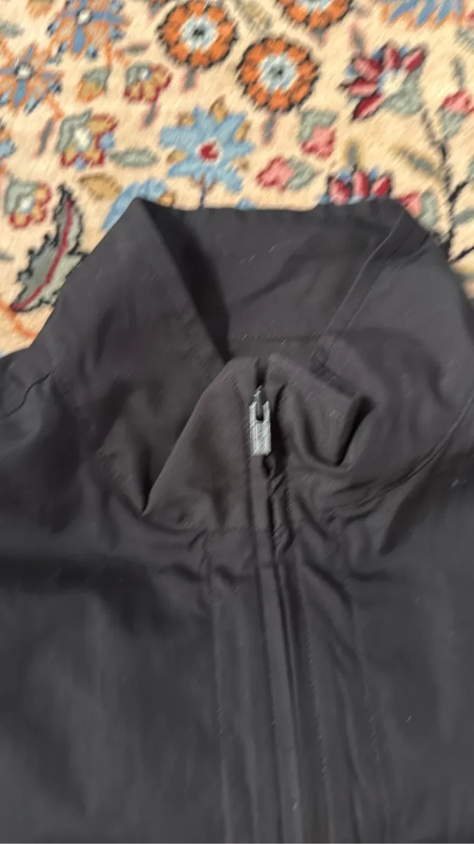 Veste longue noire zippée avec col montant et poche poitrine, de la ligne Pour Homme de Yohji Yamamoto. 3