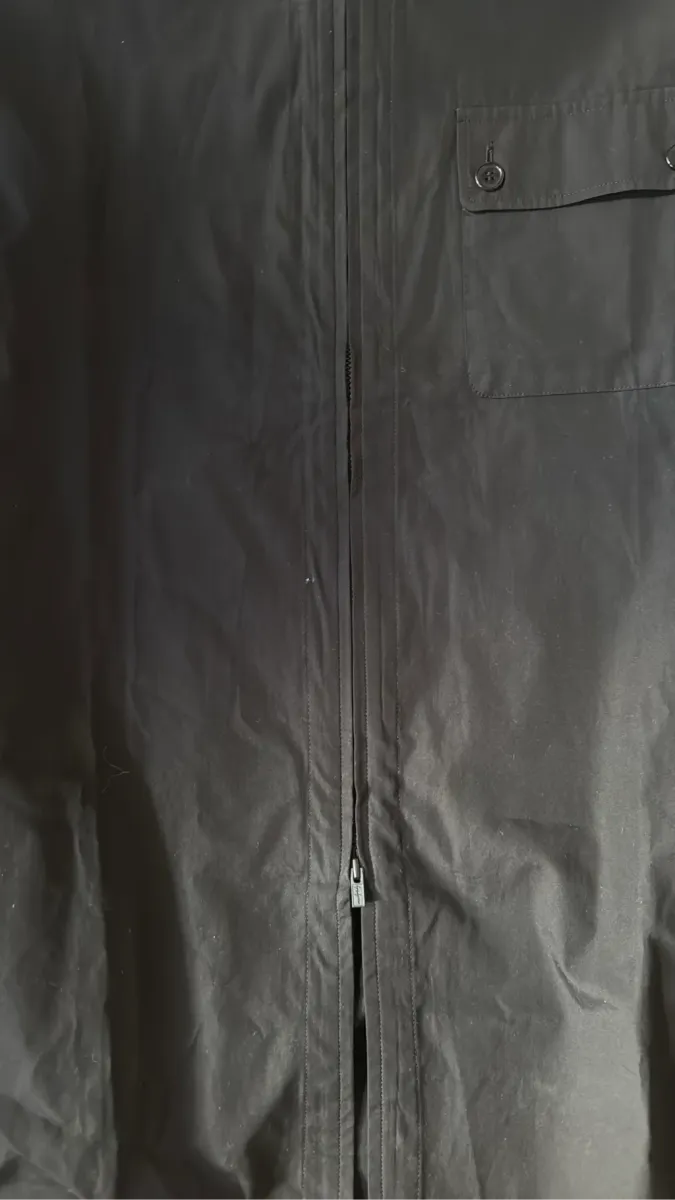 Veste longue noire zippée avec col montant et poche poitrine, de la ligne Pour Homme de Yohji Yamamoto. 2