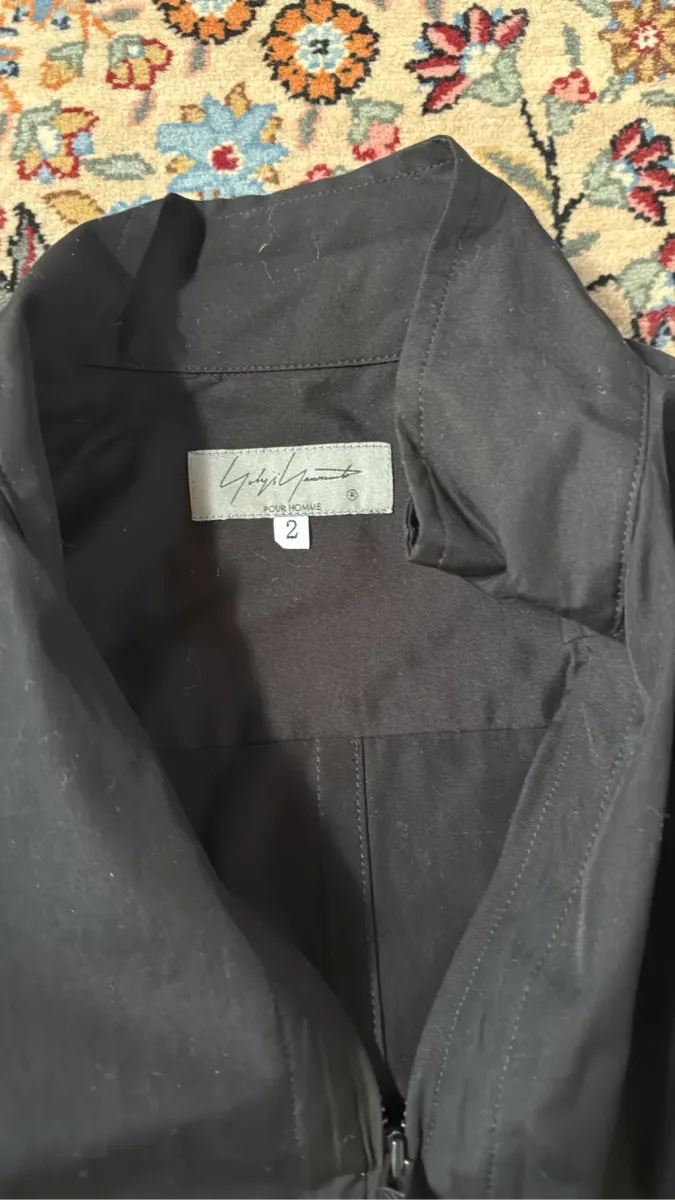 Veste longue noire zippée avec col montant et poche poitrine, de la ligne Pour Homme de Yohji Yamamoto. 4