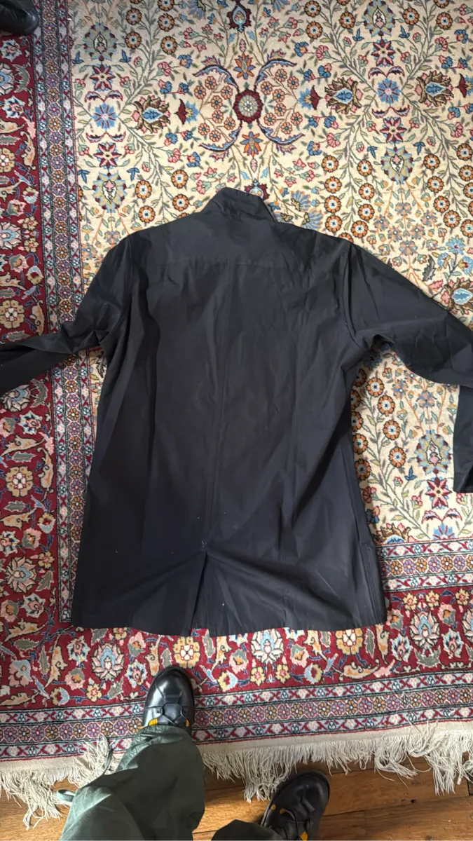 Veste longue noire zippée avec col montant et poche poitrine, de la ligne Pour Homme de Yohji Yamamoto. 5