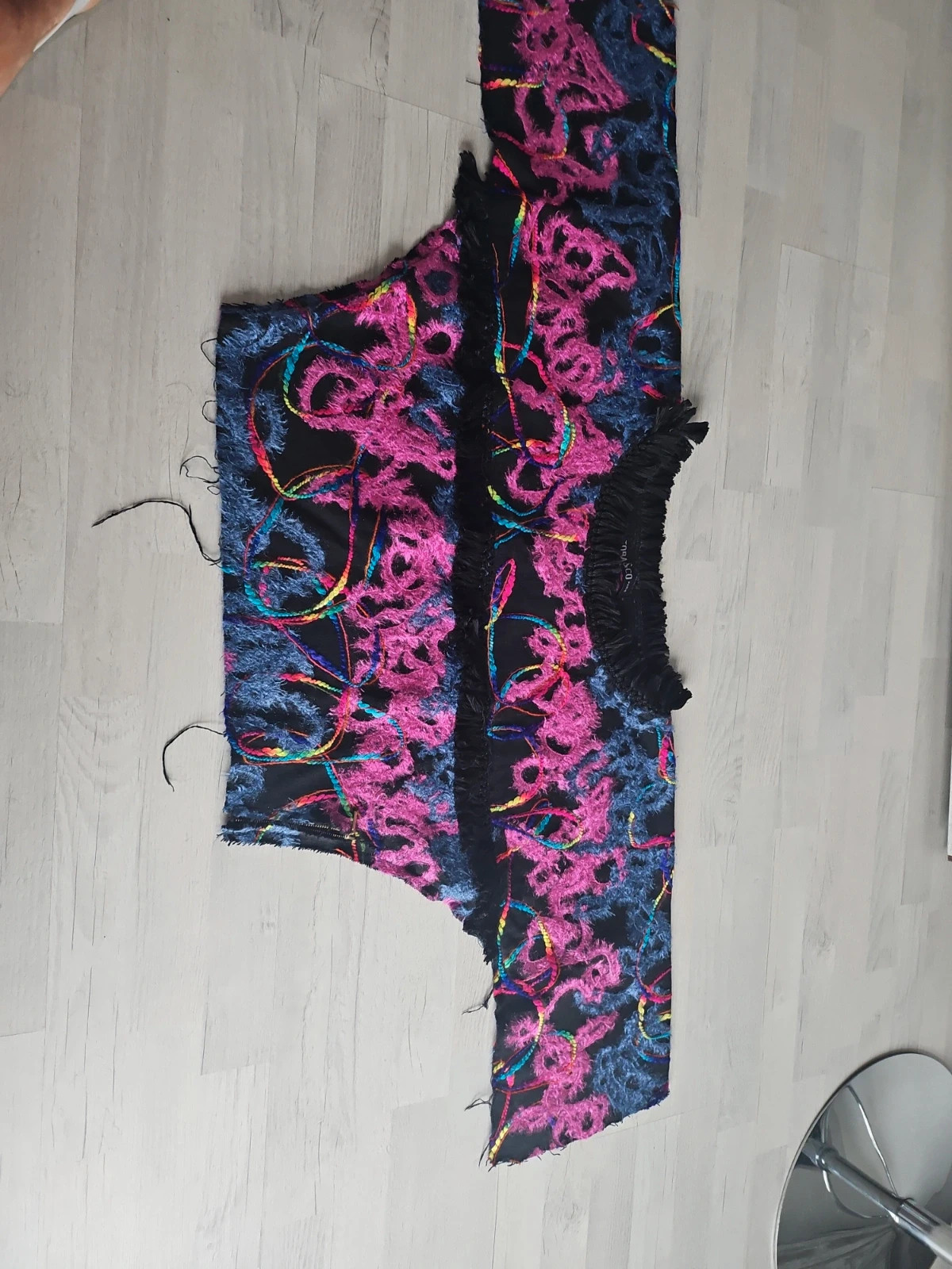 Pull style poncho ...detail fermeture sur lecm côté
Couleurs toniques et gaies
Convient a un 40 /42