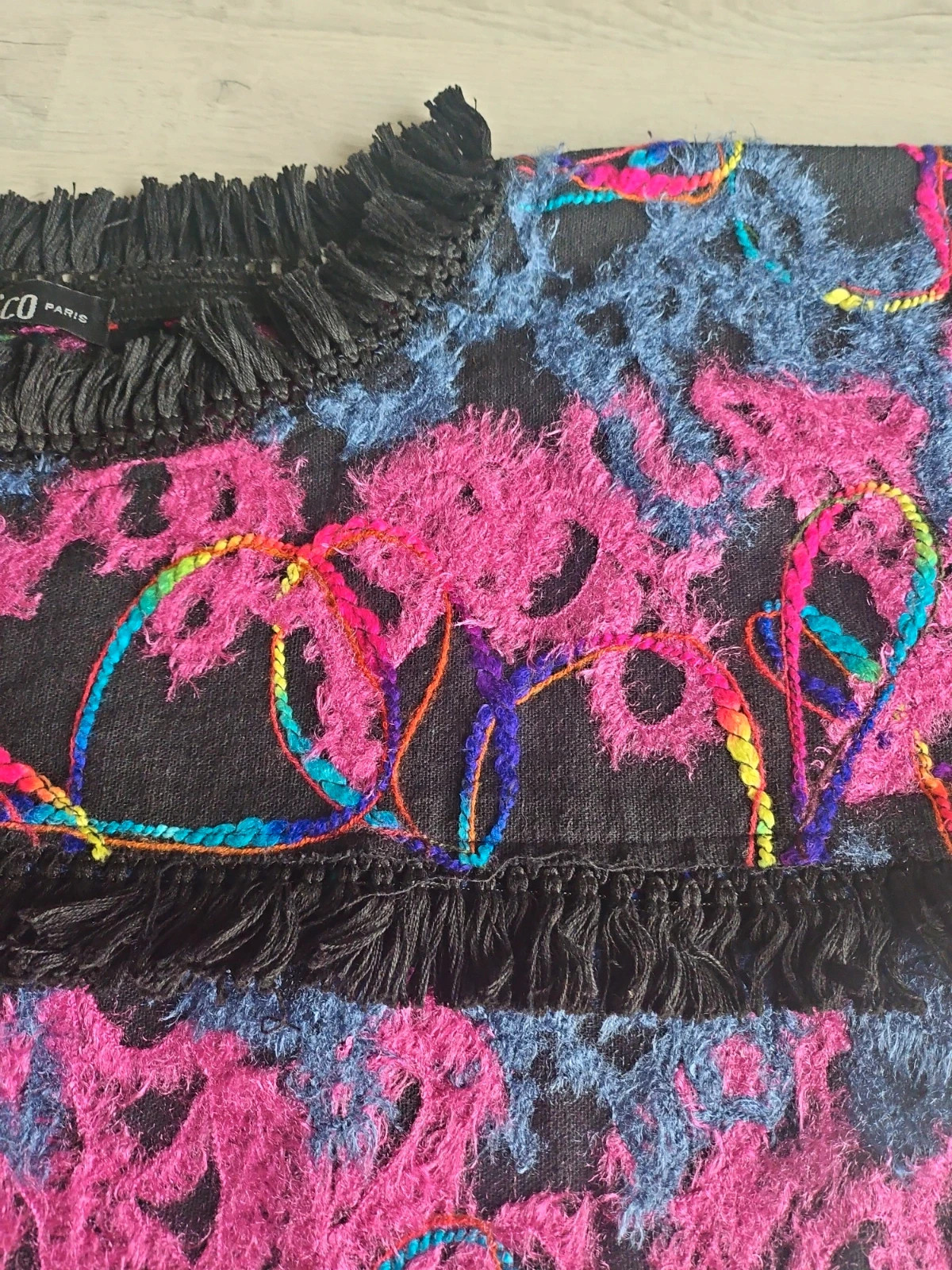 Pull style poncho ...detail fermeture sur lecm côté
Couleurs toniques et gaies
Convient a un 40 /42 2