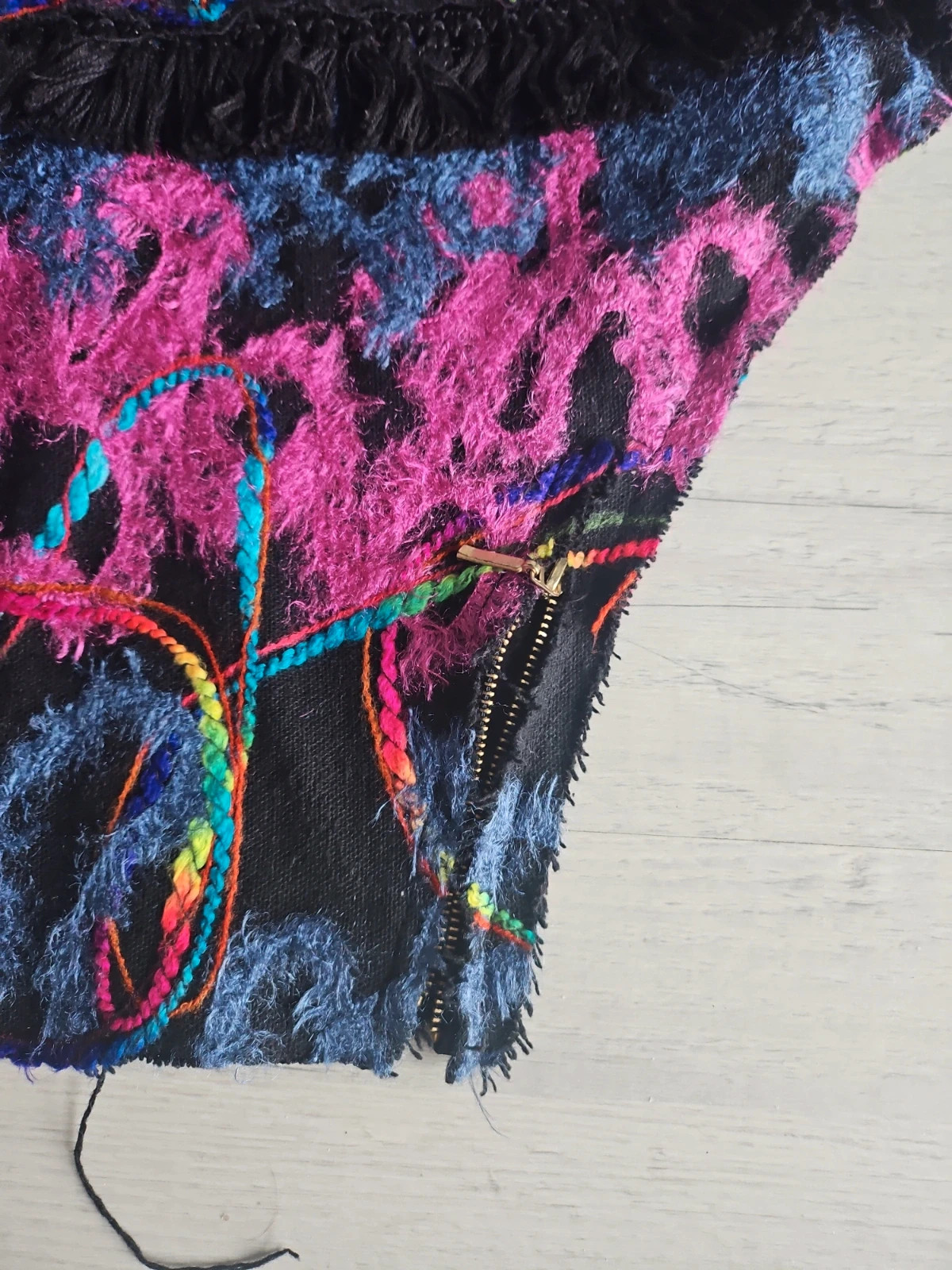 Pull style poncho ...detail fermeture sur lecm côté
Couleurs toniques et gaies
Convient a un 40 /42 3