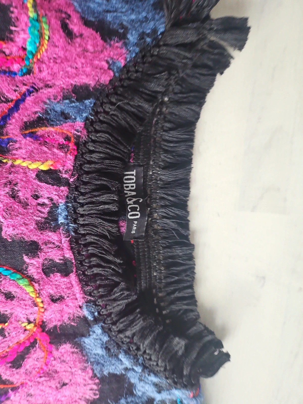 Pull style poncho ...detail fermeture sur lecm côté
Couleurs toniques et gaies
Convient a un 40 /42 4