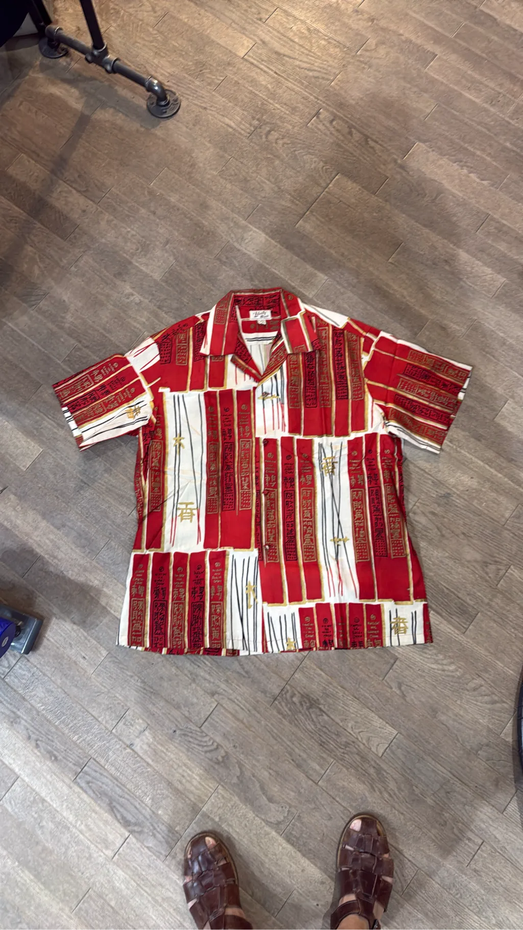 Chemise Aloha vintage en pure soie rouge et blanche à motifs asiatiques, de la marque The Liberty House, Honolulu Waikiki.