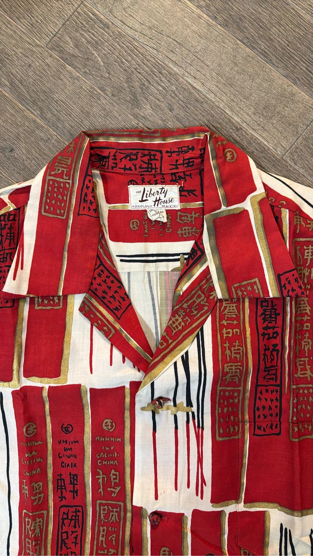 Chemise Aloha vintage en pure soie rouge et blanche à motifs asiatiques, de la marque The Liberty House, Honolulu Waikiki. 2
