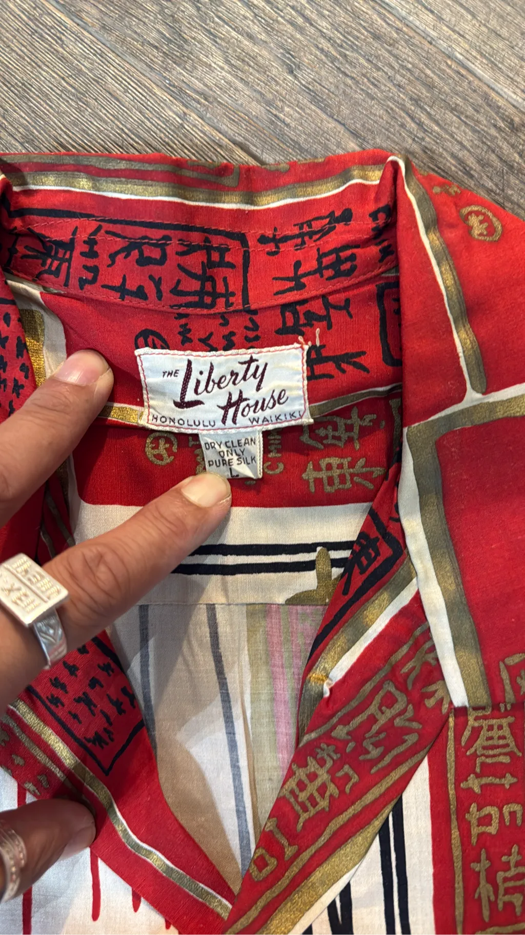Chemise Aloha vintage en pure soie rouge et blanche à motifs asiatiques, de la marque The Liberty House, Honolulu Waikiki. 3