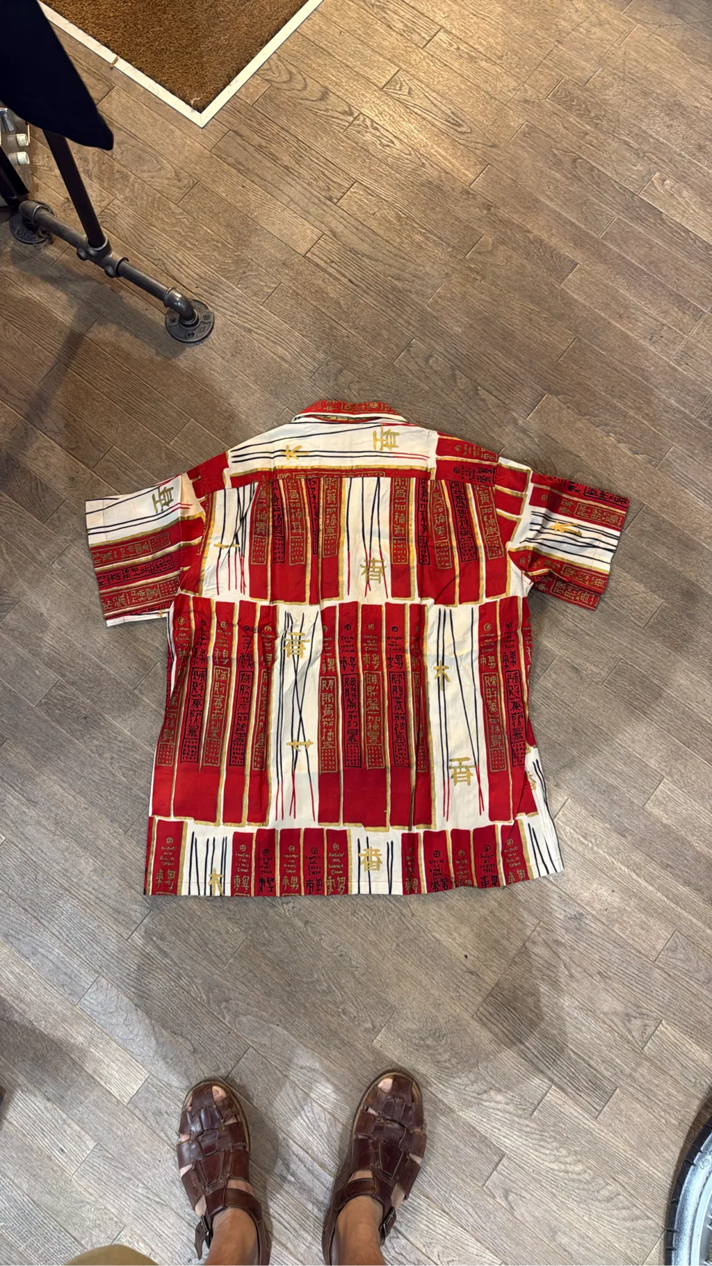Chemise Aloha vintage en pure soie rouge et blanche à motifs asiatiques, de la marque The Liberty House, Honolulu Waikiki. 5