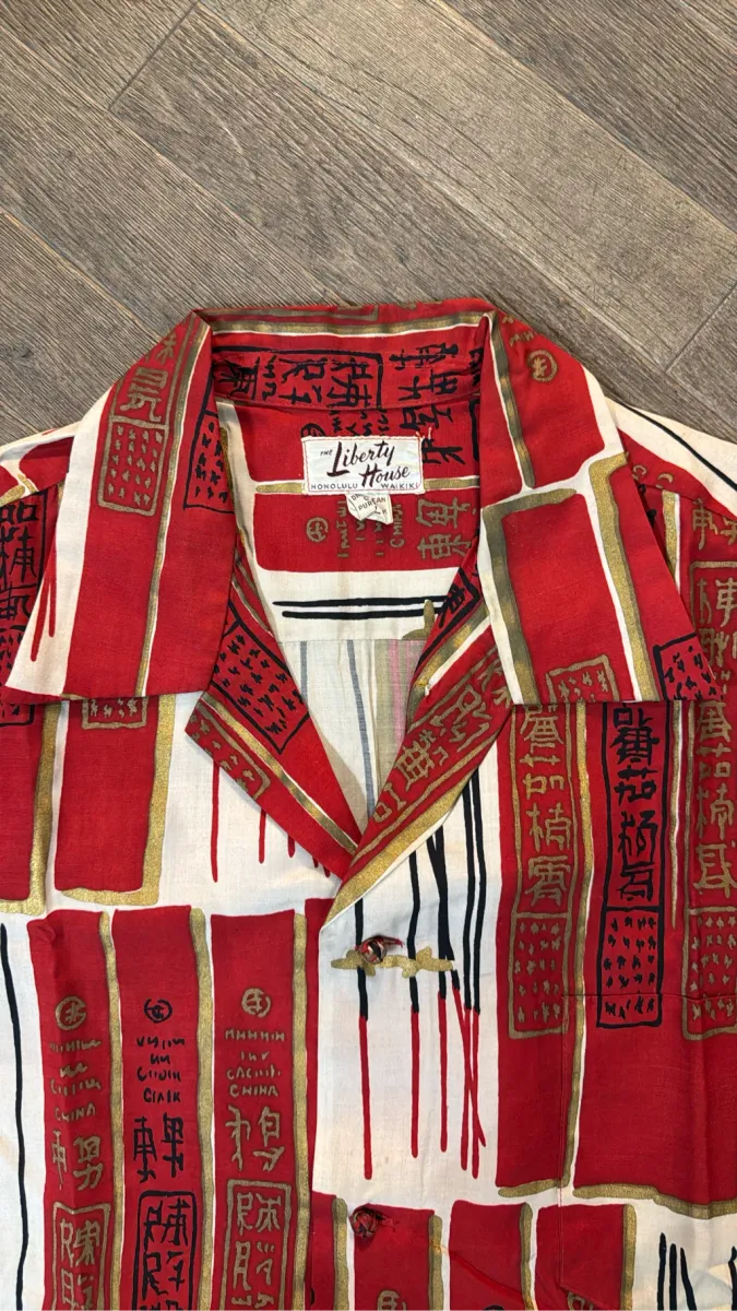 Chemise Aloha vintage en pure soie rouge et blanche à motifs asiatiques, de la marque The Liberty House, Honolulu Waikiki. 2