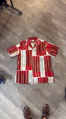 Chemise Aloha vintage en pure soie rouge et blanche à motifs asiatiques, de la marque The Liberty House, Honolulu Waikiki.