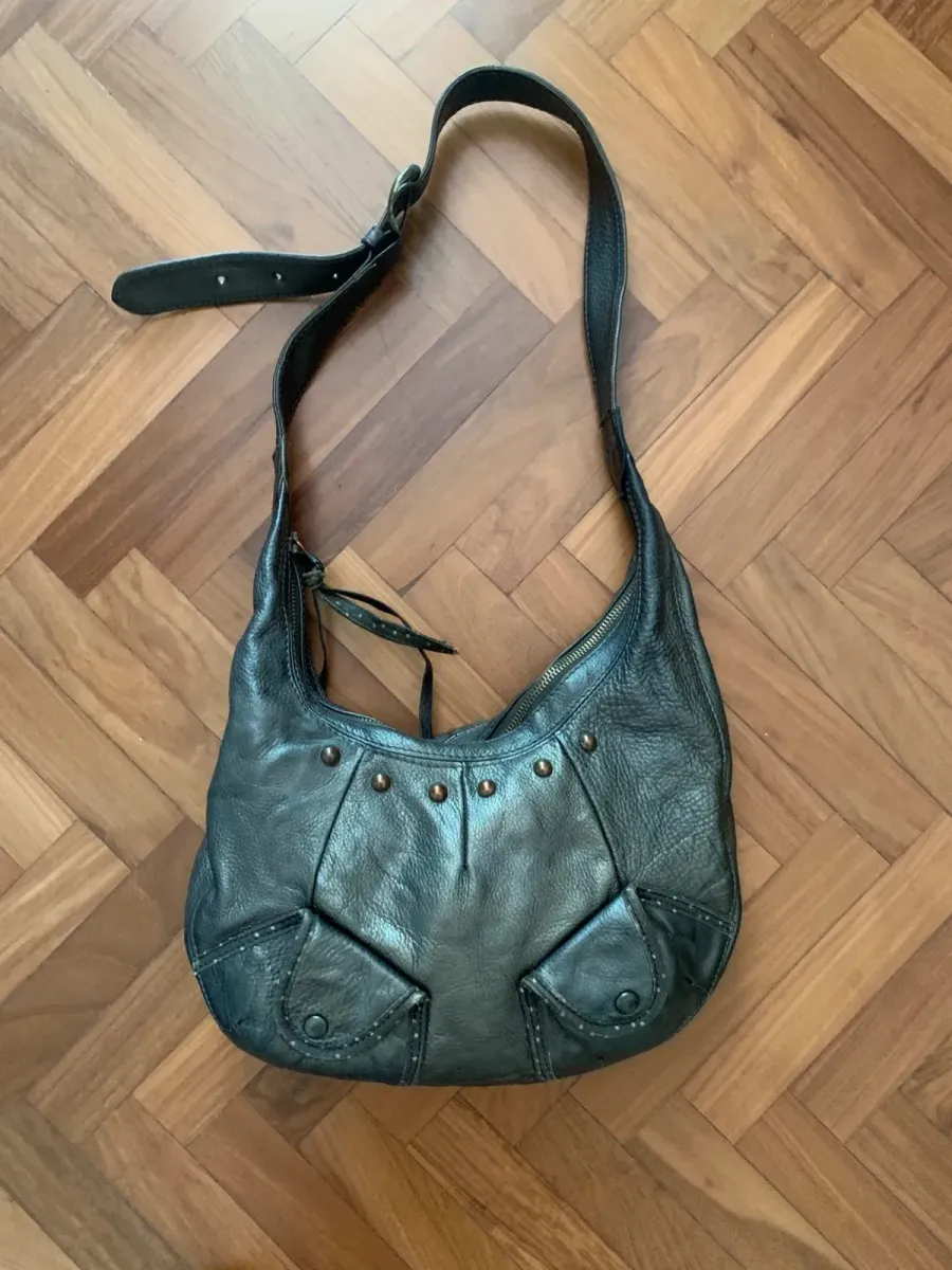 Sac bandoulière Hugo Boss en cuir noir, une pièce vintage intemporelle et unisexe, idéale pour un style chic et décontracté.