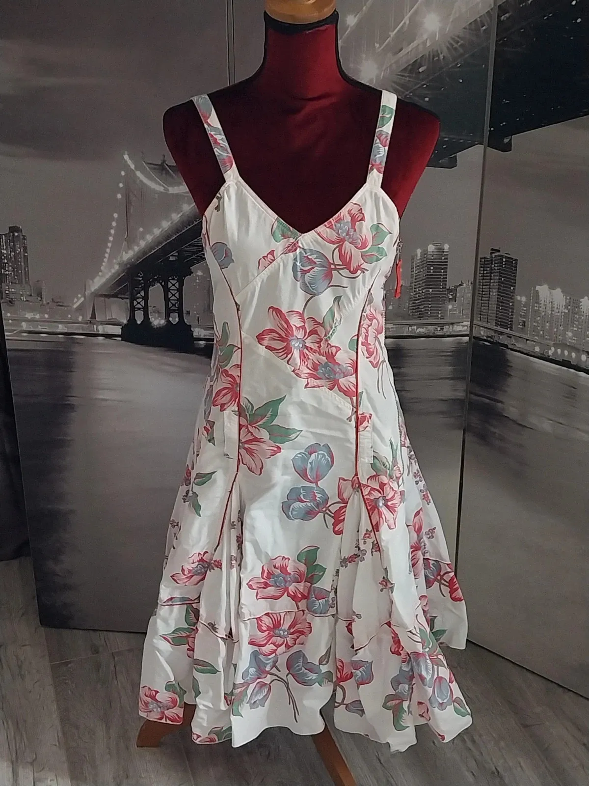 White floral dress
Adjustable straps
Side zip
2 large pockets
See photos for measurements
Ruffle detail 1