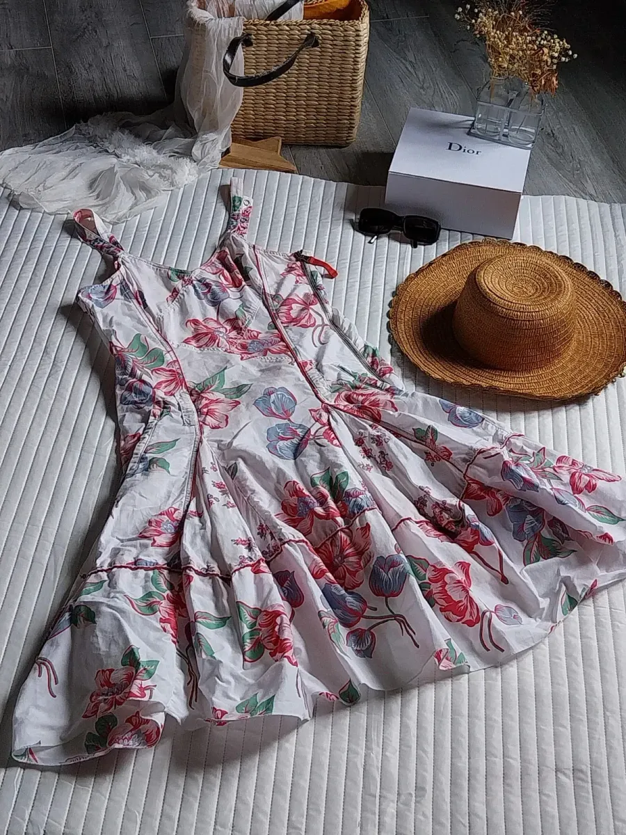 White floral dress
Adjustable straps
Side zip
2 large pockets
See photos for measurements
Ruffle detail 13
