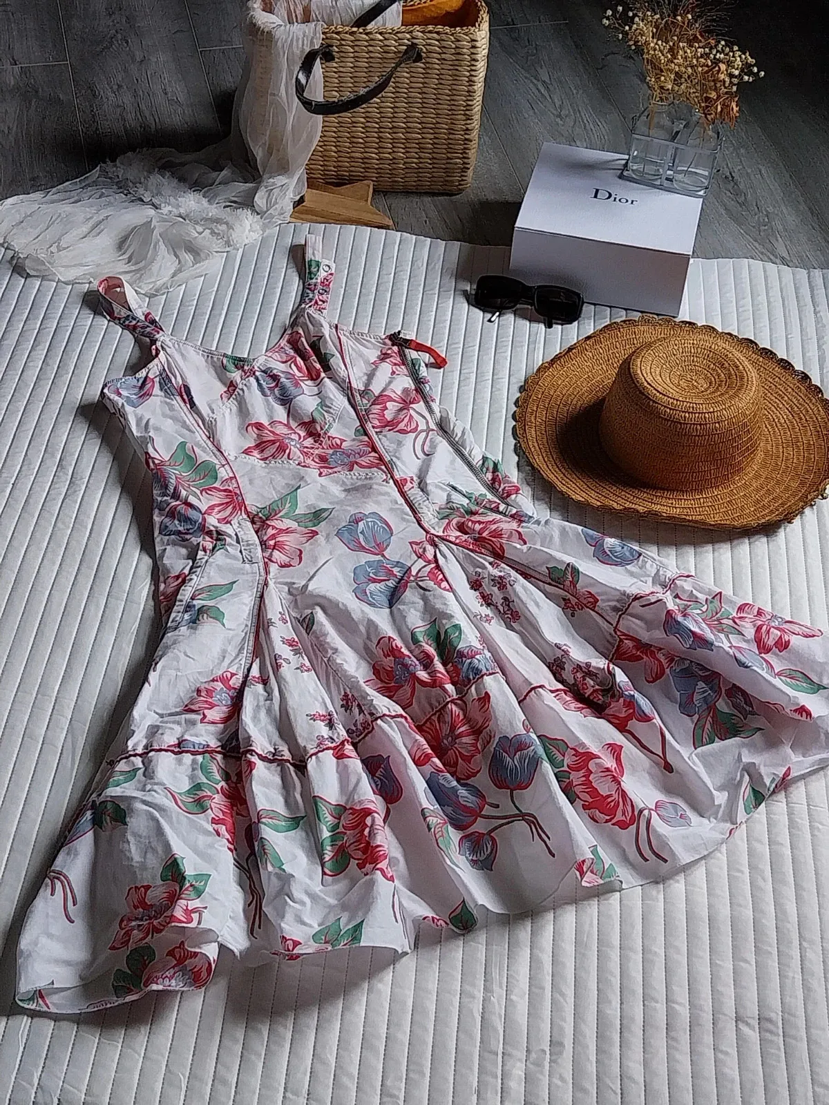 White floral dress
Adjustable straps
Side zip
2 large pockets
See photos for measurements
Ruffle detail 12