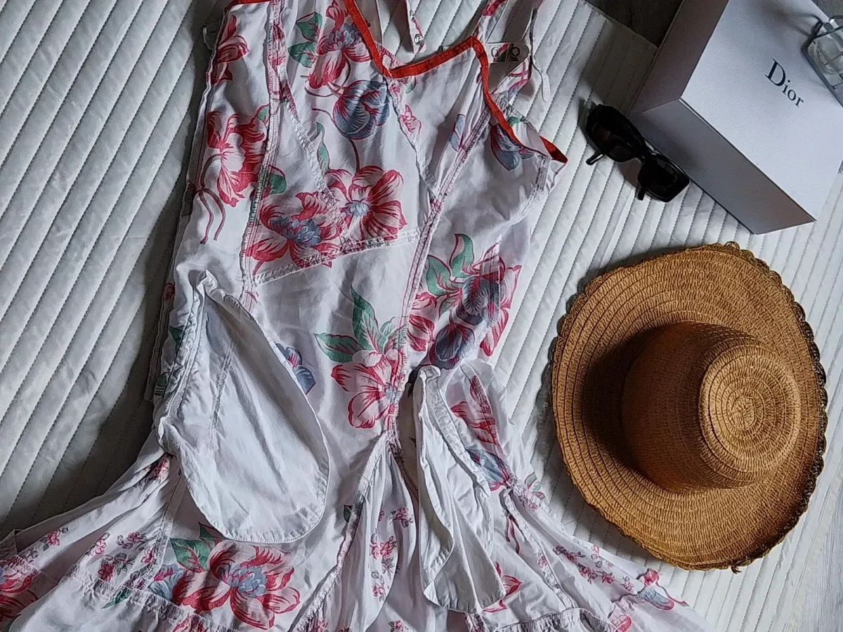 White floral dress
Adjustable straps
Side zip
2 large pockets
See photos for measurements
Ruffle detail 15