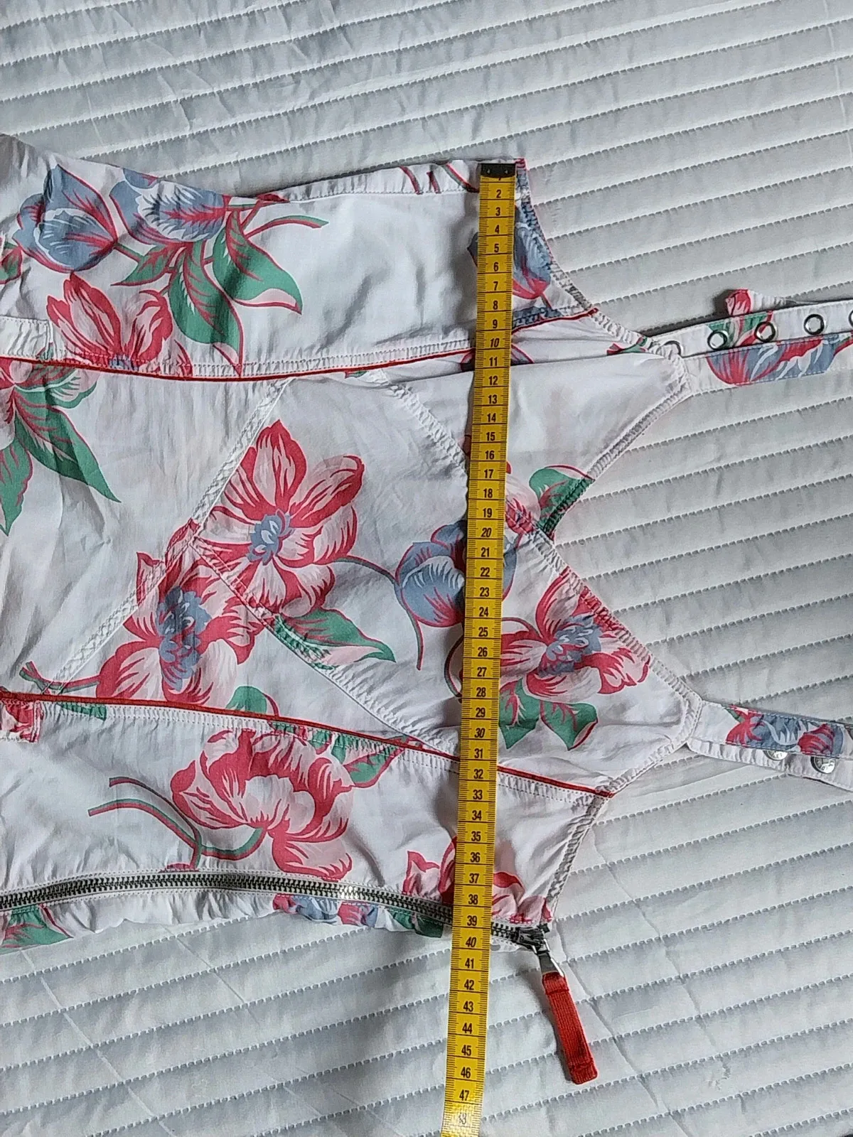 White floral dress
Adjustable straps
Side zip
2 large pockets
See photos for measurements
Ruffle detail 8