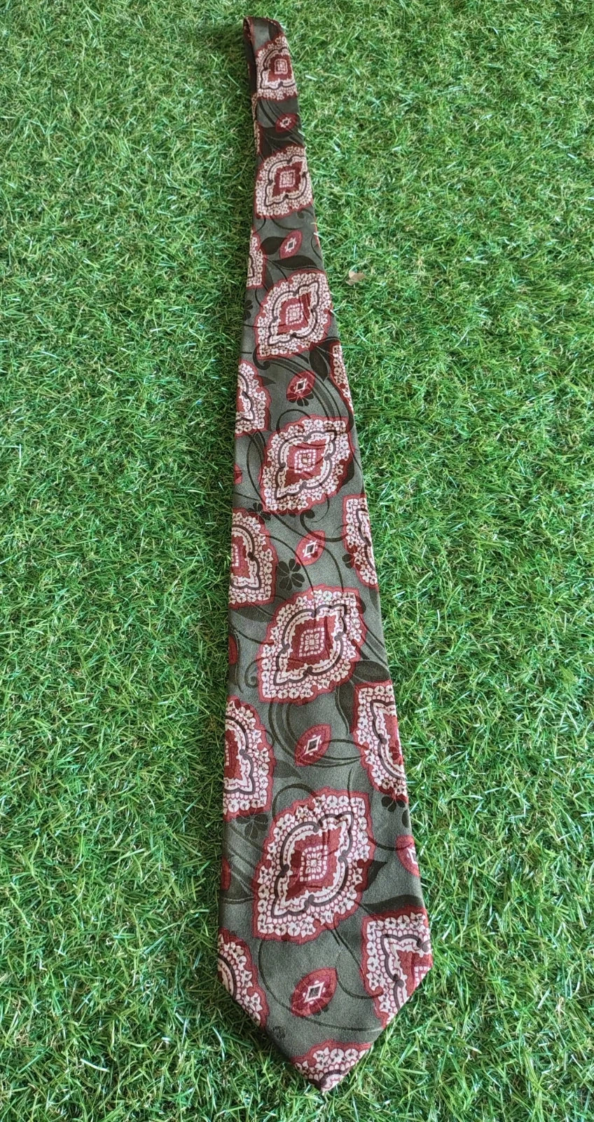 Cravatta Christian Dior in design paisley psichedelico ispirato agli anni '70 con accenti rosa e bordeaux su fondo verde oliva
100% seta
Misura larghezza pala in foto
Ottime condizioni, pari al nuovo 5