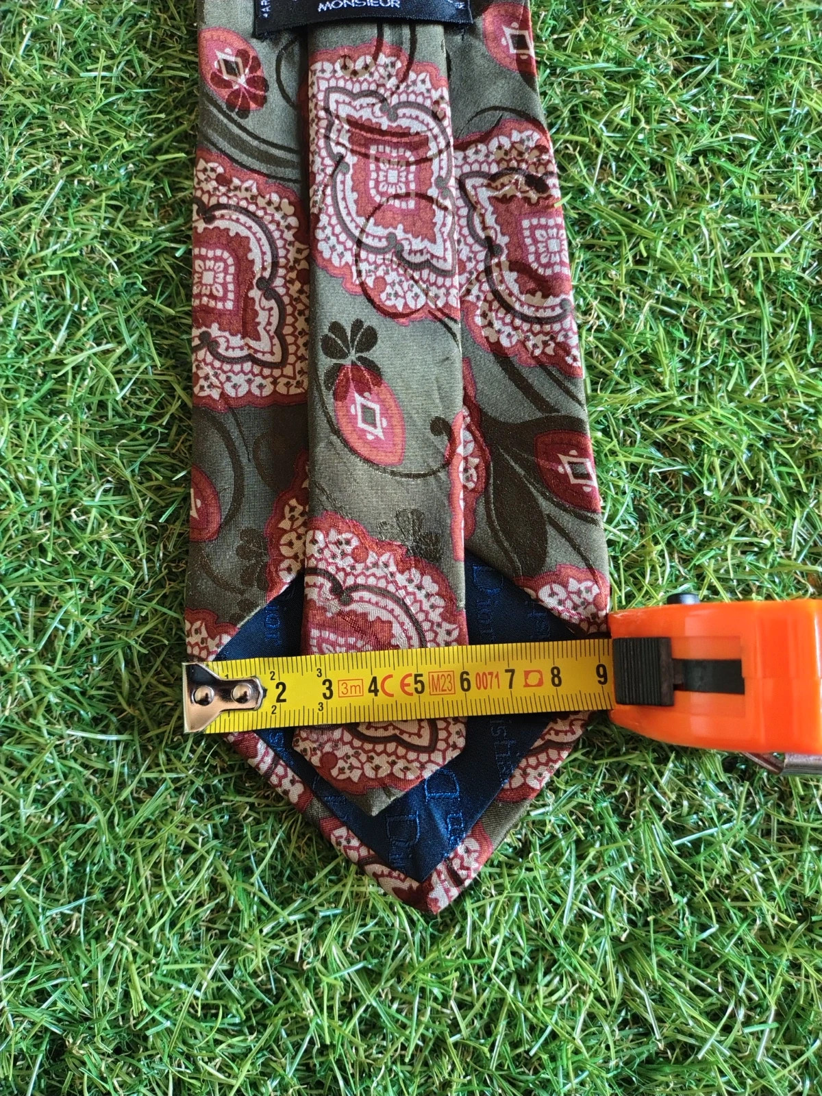 Cravatta Christian Dior in design paisley psichedelico ispirato agli anni '70 con accenti rosa e bordeaux su fondo verde oliva
100% seta
Misura larghezza pala in foto
Ottime condizioni, pari al nuovo 8