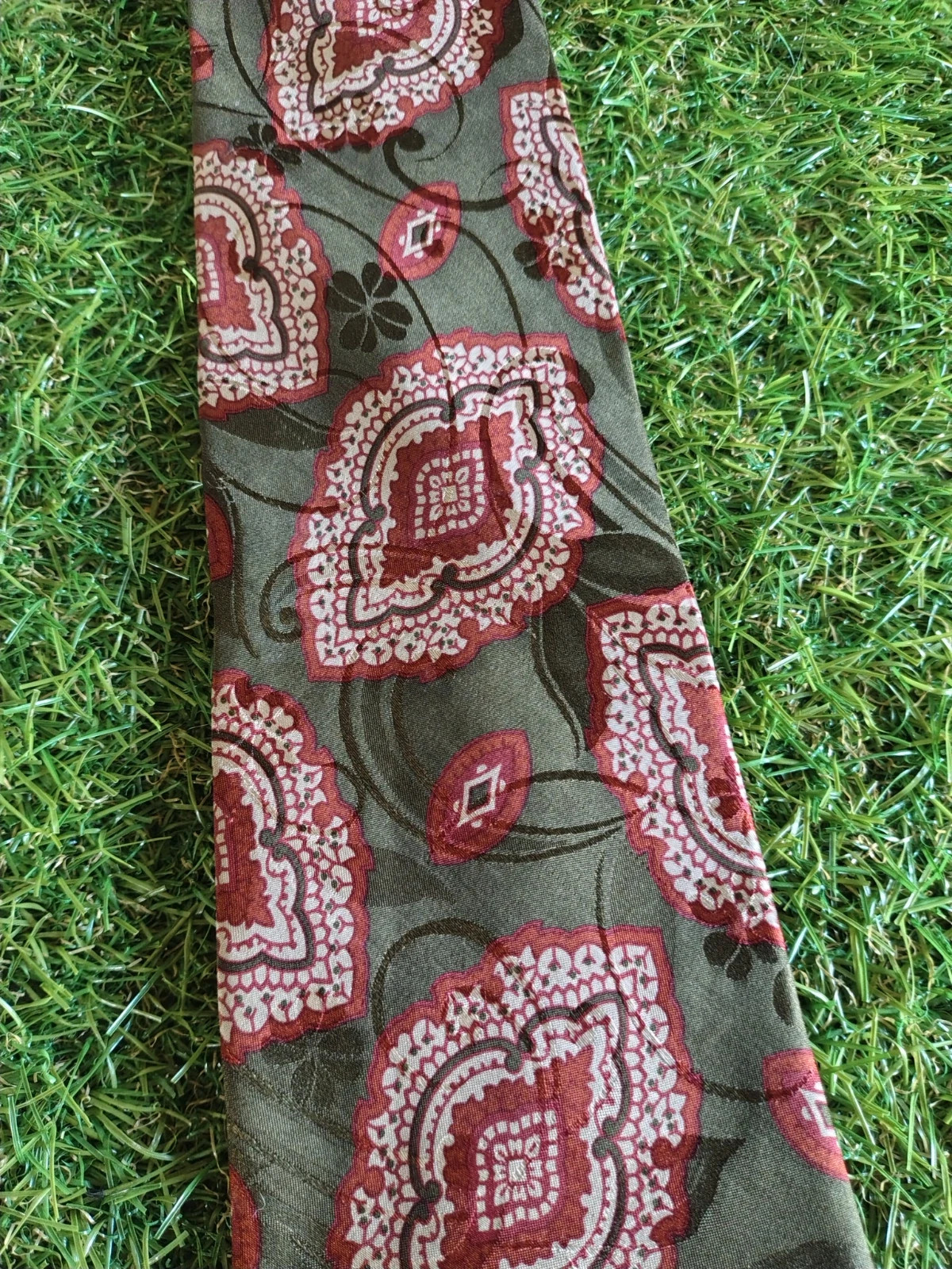 Cravatta Christian Dior in design paisley psichedelico ispirato agli anni '70 con accenti rosa e bordeaux su fondo verde oliva
100% seta
Misura larghezza pala in foto
Ottime condizioni, pari al nuovo 6