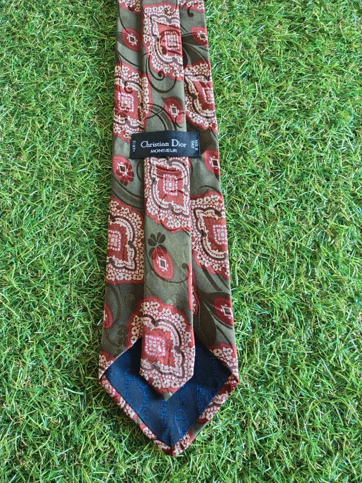 Cravatta Christian Dior in design paisley psichedelico ispirato agli anni '70 con accenti rosa e bordeaux su fondo verde oliva
100% seta
Misura larghezza pala in foto
Ottime condizioni, pari al nuovo