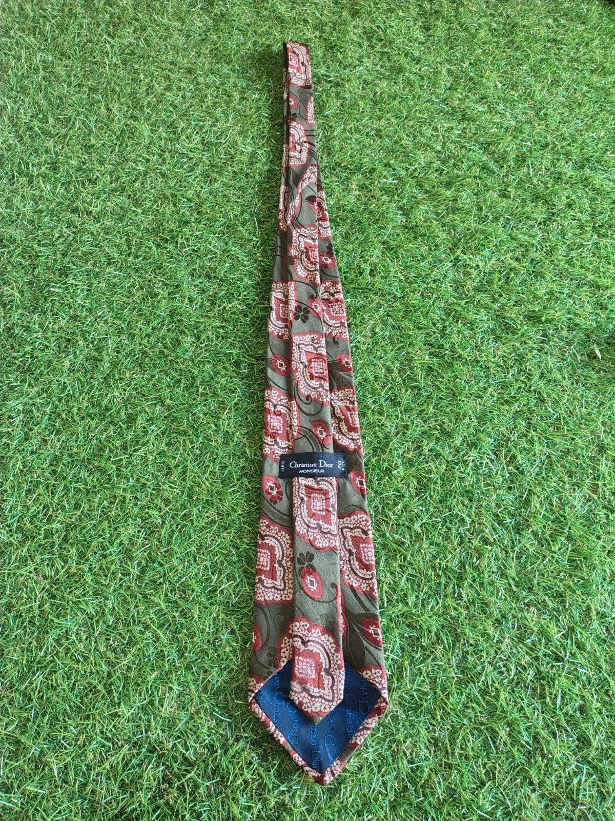 Cravatta Christian Dior in design paisley psichedelico ispirato agli anni '70 con accenti rosa e bordeaux su fondo verde oliva
100% seta
Misura larghezza pala in foto
Ottime condizioni, pari al nuovo 3