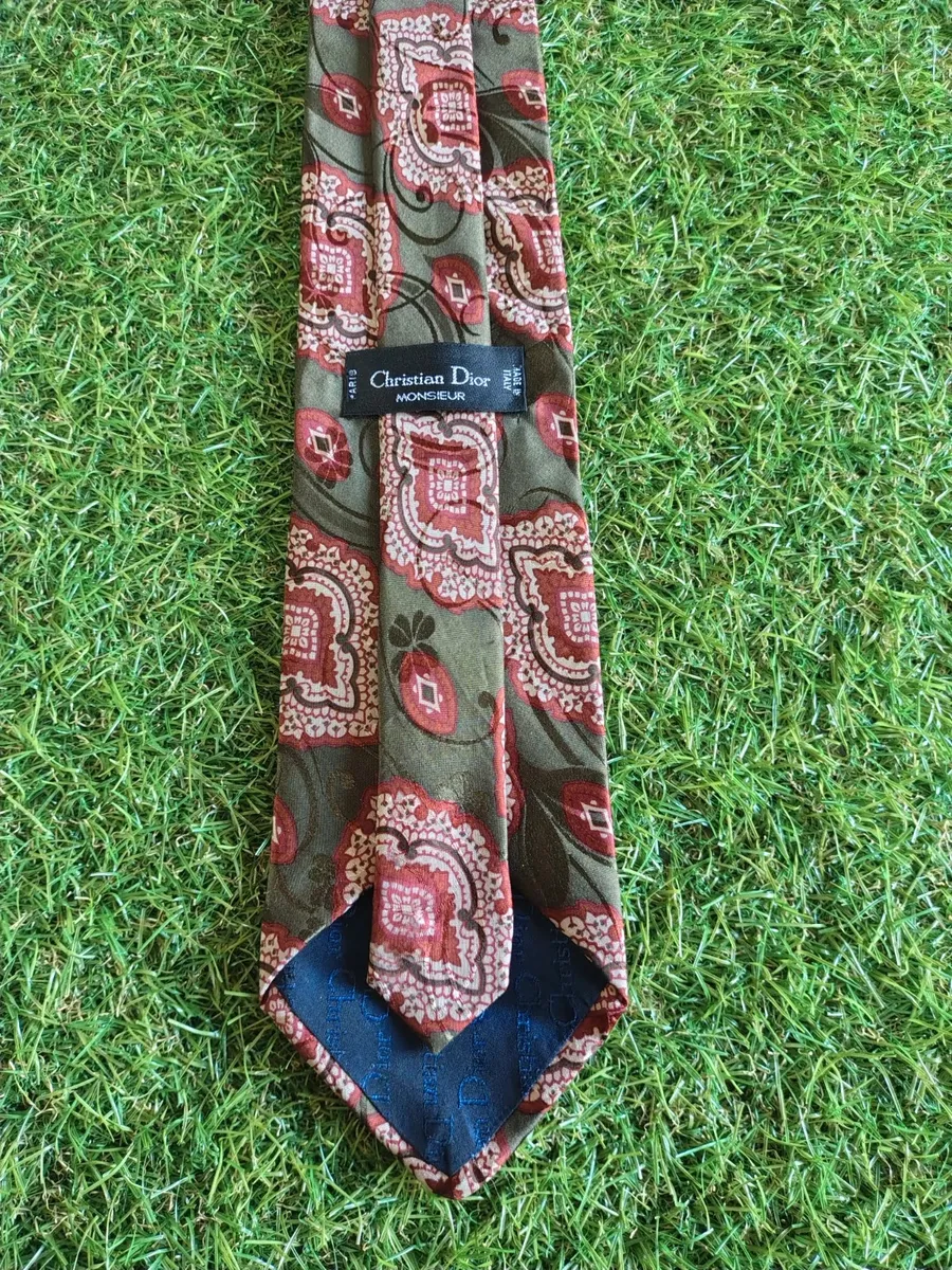 Cravatta Christian Dior in design paisley psichedelico ispirato agli anni '70 con accenti rosa e bordeaux su fondo verde oliva
100% seta
Misura larghezza pala in foto
Ottime condizioni, pari al nuovo