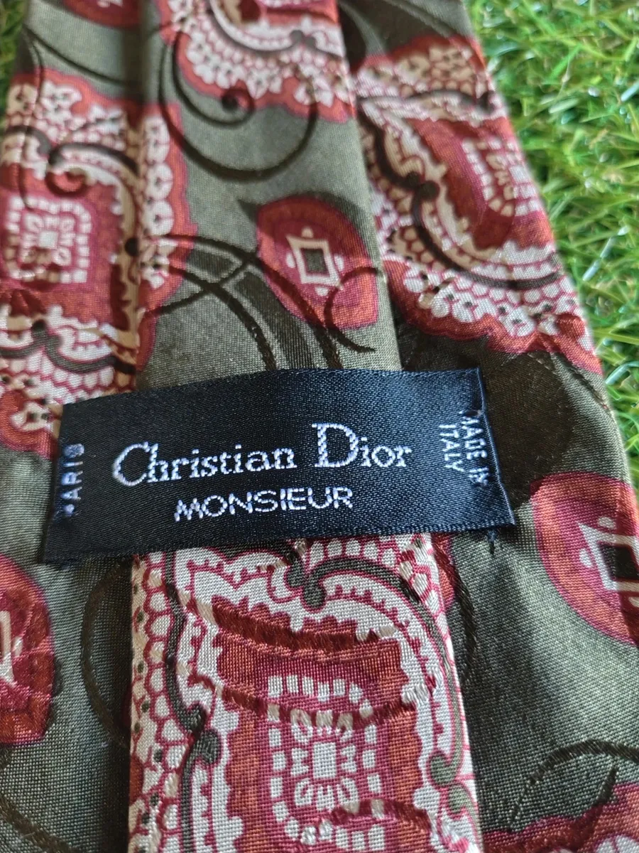 Cravatta Christian Dior in design paisley psichedelico ispirato agli anni '70 con accenti rosa e bordeaux su fondo verde oliva
100% seta
Misura larghezza pala in foto
Ottime condizioni, pari al nuovo 2