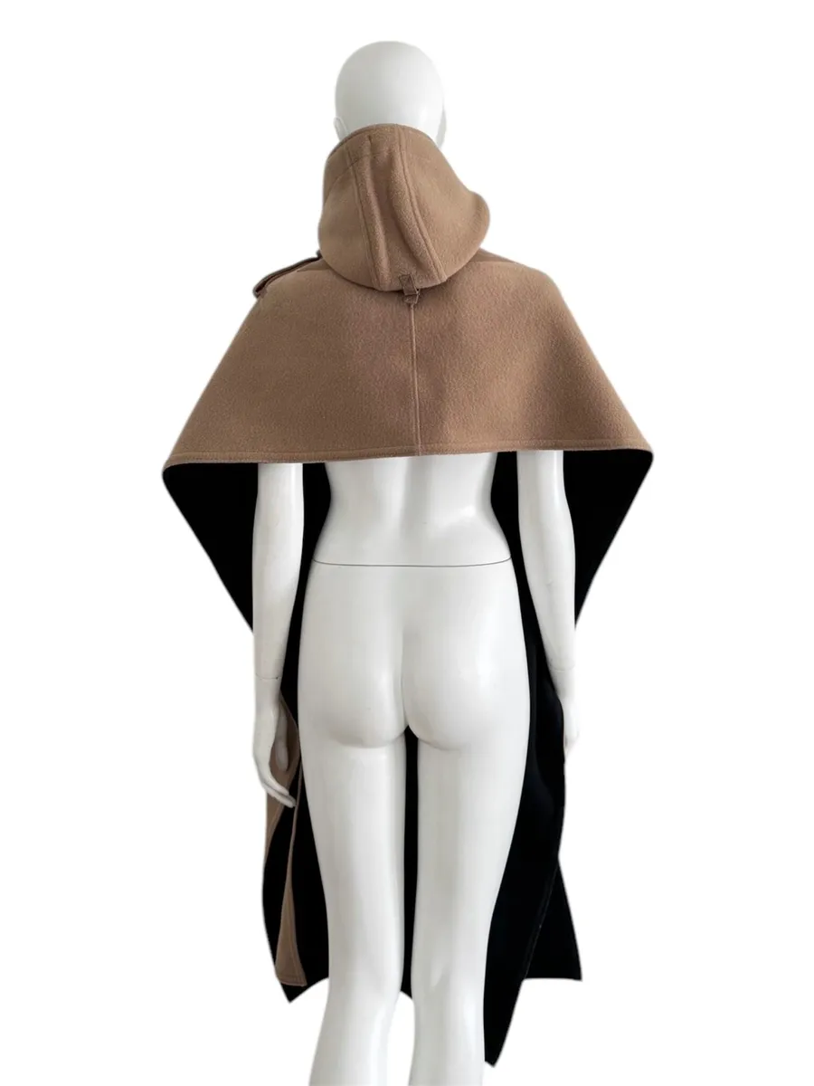 Cape en laine beige camel Junya Watanabe pour Comme des Garçons Homme, collection automne-hiver 2016.
Coupe ample et asymétrique, fermeture boutonnée devant, capuche intégrée et dos ouvert. Doublure noire contrastante, structure drapée.
Taille unique. État : 10/10. 4