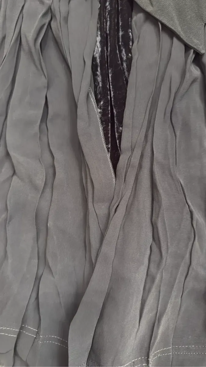 Jupe courte plissée noire Cheap and Chic by Moschino avec un nœud, une doublure en velours et des détails en dentelle. 3