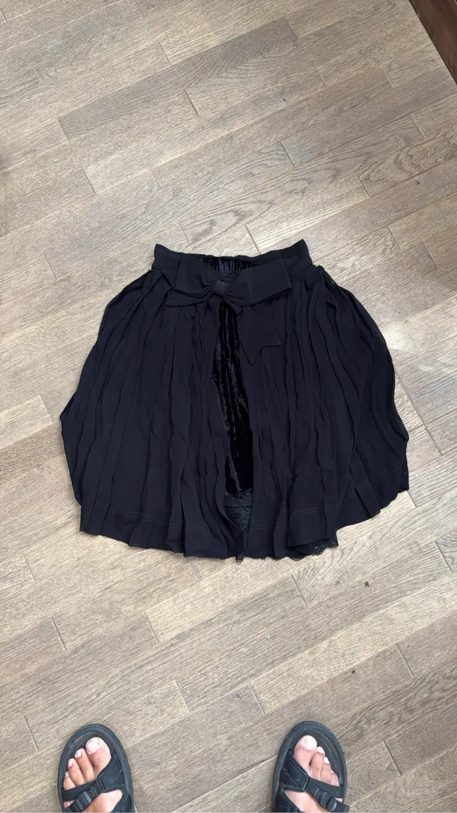 Short black pleated skirt, Cheap and Chic by Moschino, with a bow, velvet lining and lace details.