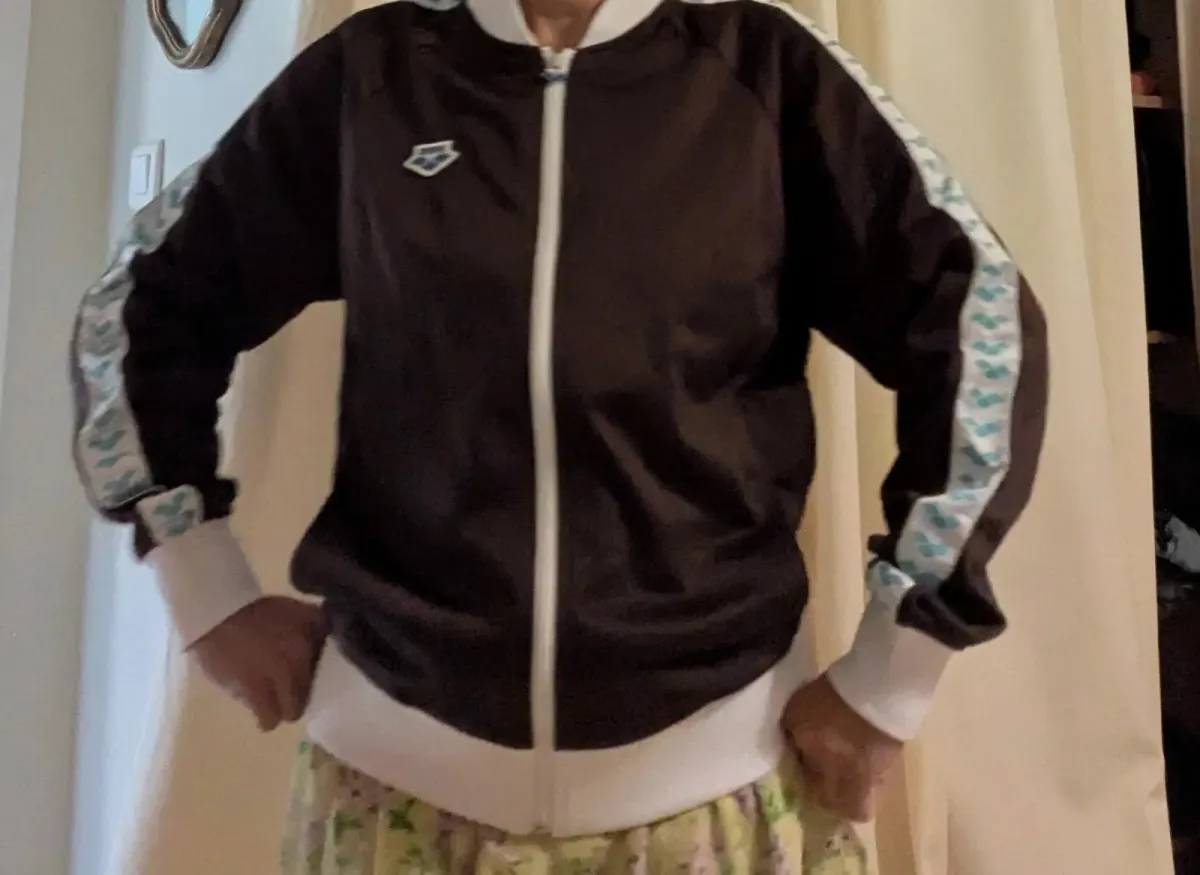 Veste vintage Arena, style sport affirmé, pièce seconde main unisexe taille S (36) à intégrer facilement à une garde-robe.