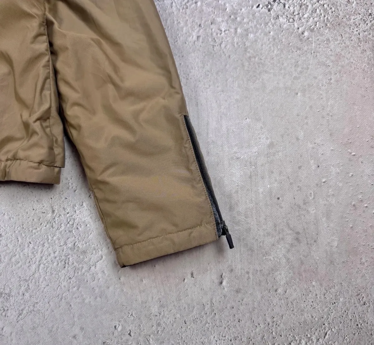 Très bon état. Le porte-clés ne revient pas à sa position d'origine une fois tiré, il ne fonctionne pas, il n'y a pas de dommage externe.
Vérifiez toutes les images.
Mesures :
Épaules : 44 cm
Longueur : 57,5 cm
Longueur des manches : 63,5 cm
Poitrine : 52 cm
#marithe #francois #girbaud #vintage #ski #outdoor #archive #opium #tech #avantgarde 14