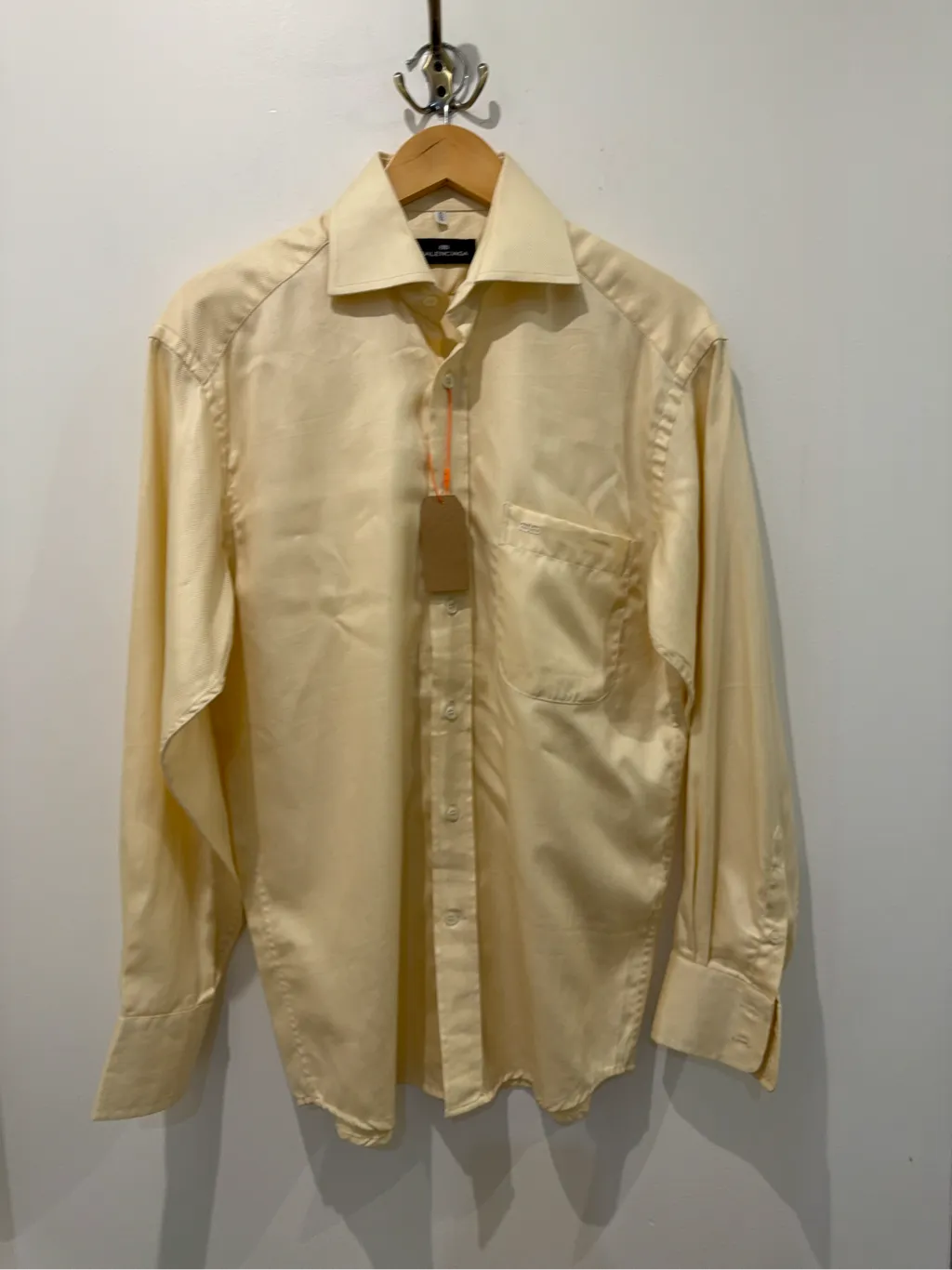 Chemise Balenciaga pour homme de couleur écru/crème avec un motif à chevrons subtil et un logo BB brodé sur la poche poitrine.