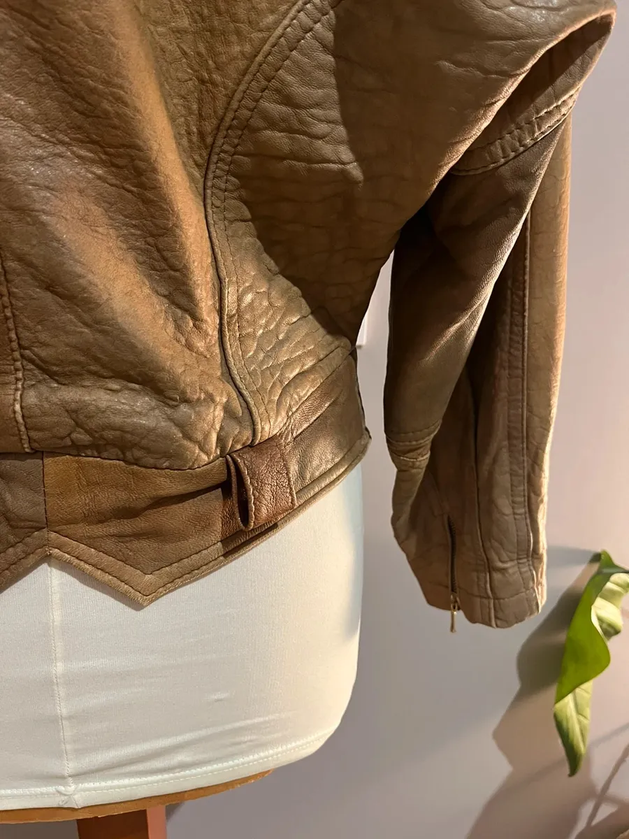 Cuir véritable. Vintage. Modèle bomber.Présente les usures typiques des vêtements vintage mais aucun défaut particulier. 5