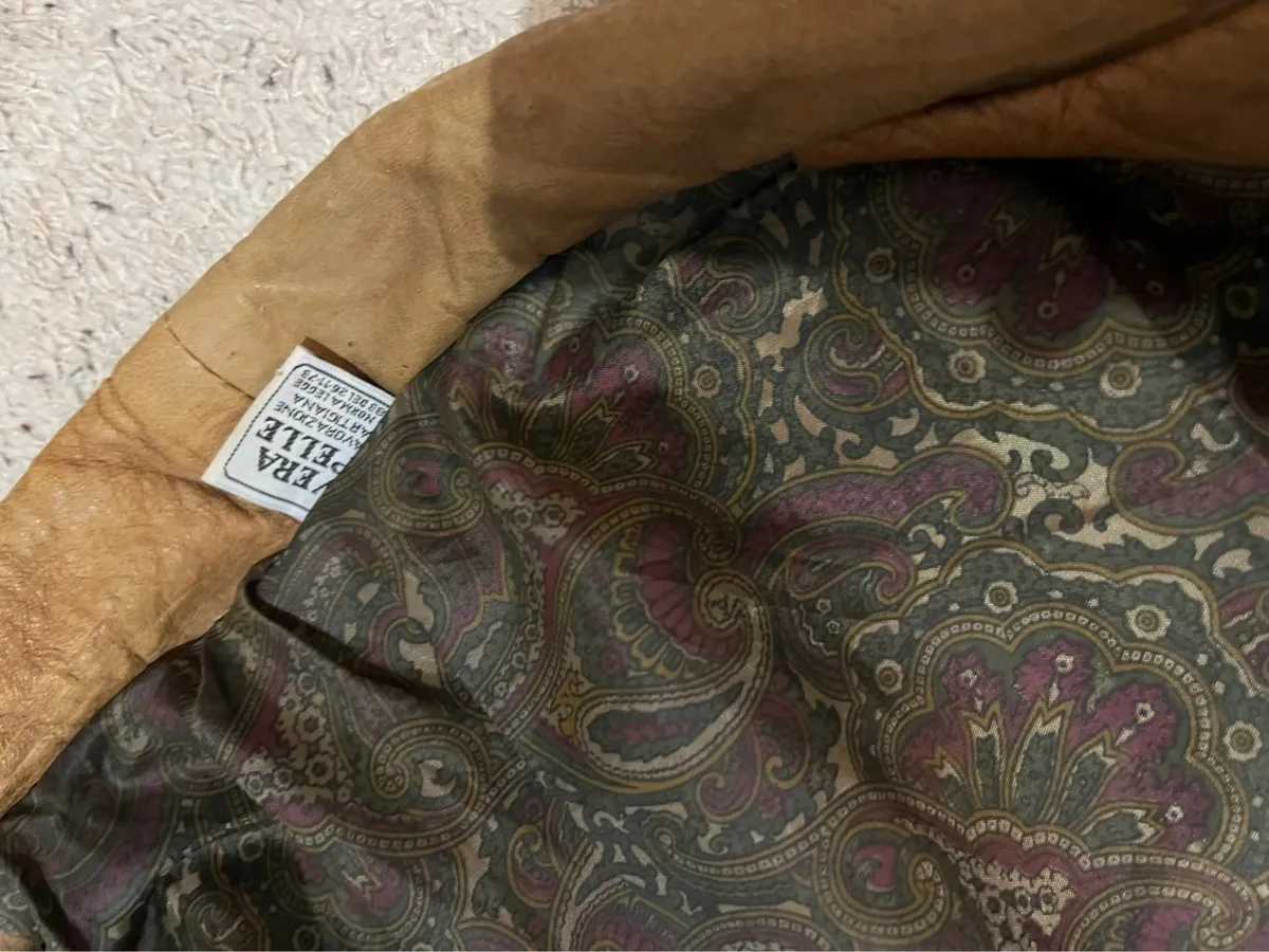 Cuir véritable. Vintage. Modèle bomber.Présente les usures typiques des vêtements vintage mais aucun défaut particulier. 7