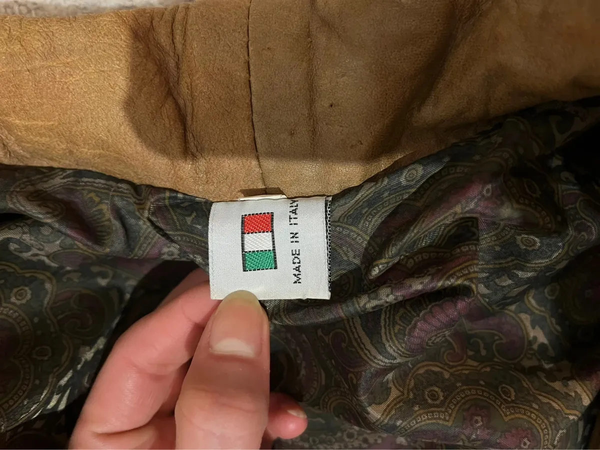 Cuir véritable. Vintage. Modèle bomber.Présente les usures typiques des vêtements vintage mais aucun défaut particulier. 8