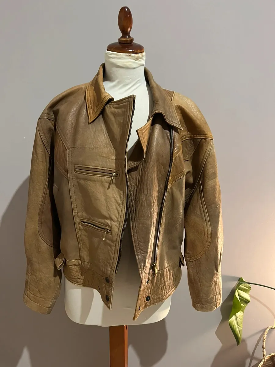 Cuir véritable. Vintage. Modèle bomber.Présente les usures typiques des vêtements vintage mais aucun défaut particulier. 4