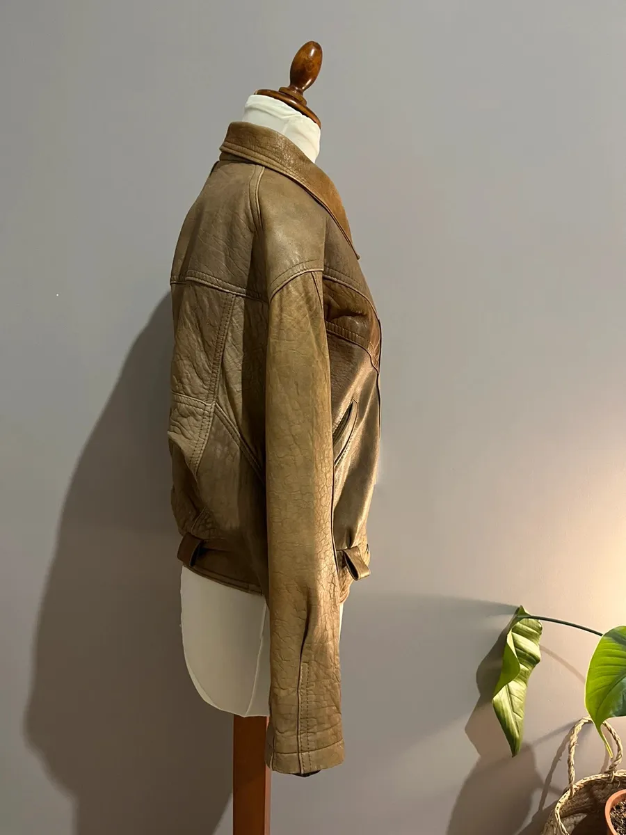 Cuir véritable. Vintage. Modèle bomber.Présente les usures typiques des vêtements vintage mais aucun défaut particulier. 3