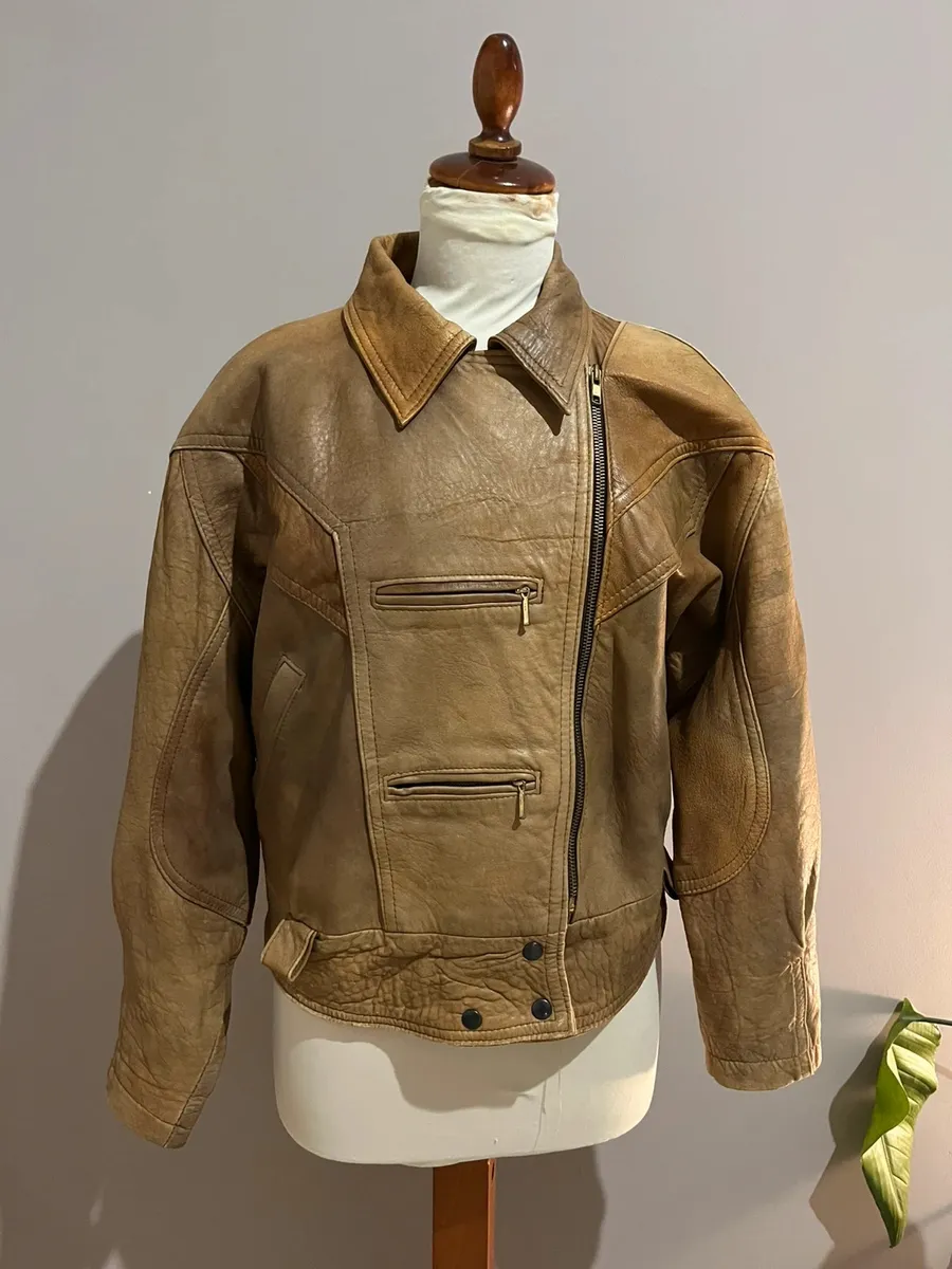 Cuir véritable. Vintage. Modèle bomber.Présente les usures typiques des vêtements vintage mais aucun défaut particulier.