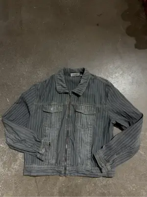 Veste zippée en coton anthracite à motif chevrons, coupe style veste en jean.