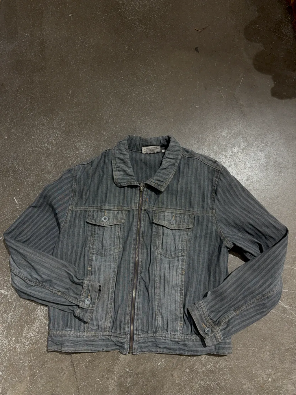 Veste zippée en coton anthracite à motif chevrons, coupe style veste en jean.