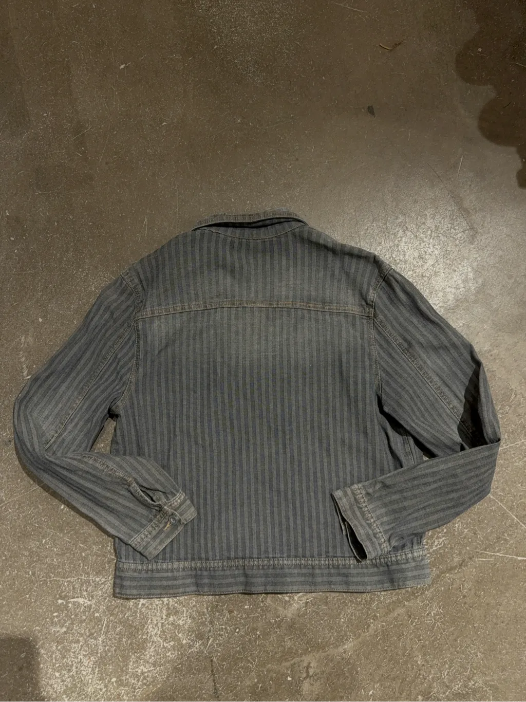 Veste zippée en coton anthracite à motif chevrons, coupe style veste en jean. 2