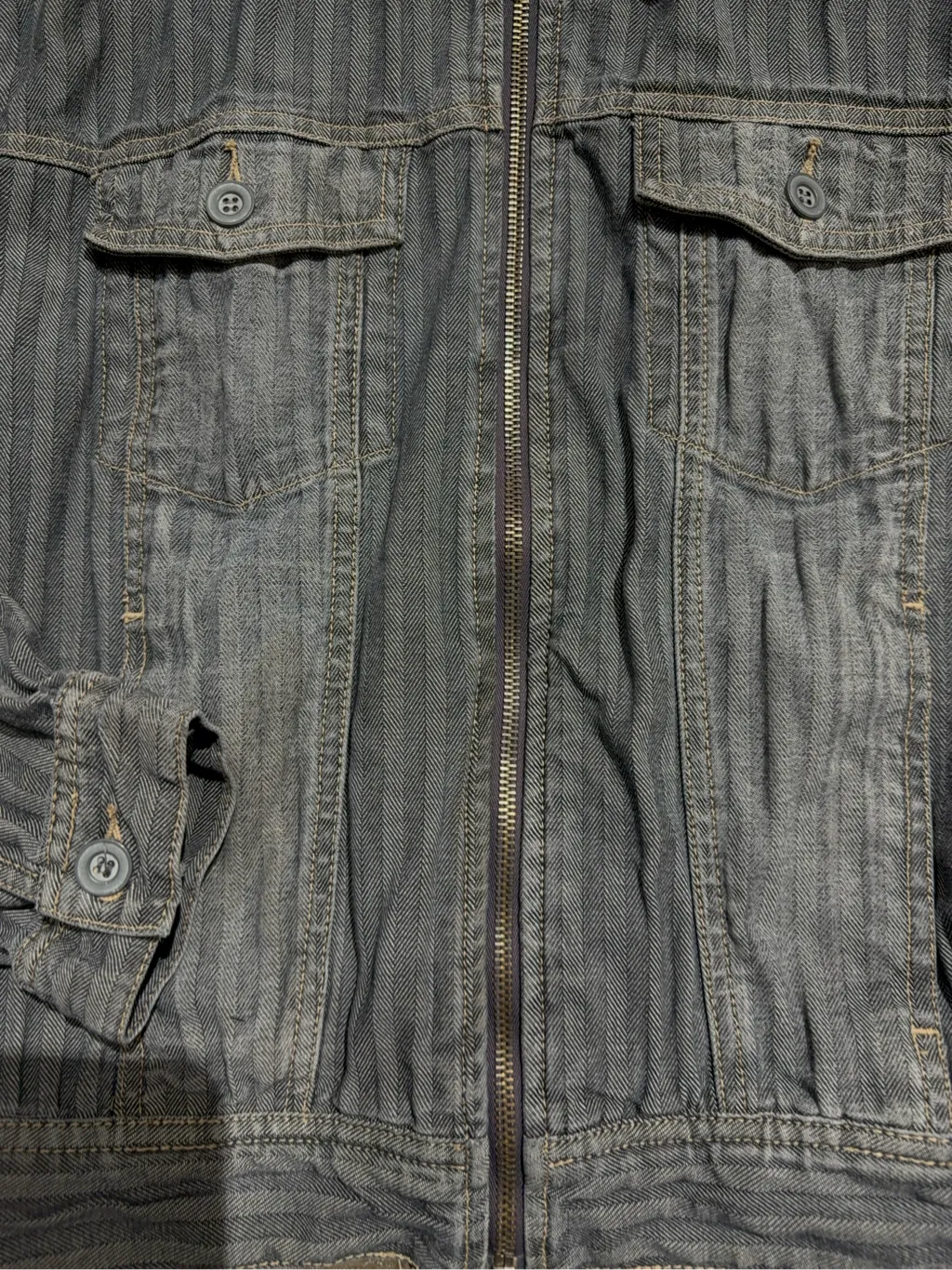 Veste zippée en coton anthracite à motif chevrons, coupe style veste en jean. 3
